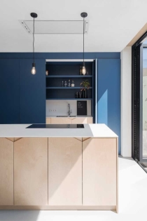 Không gian phòng bếp tối giản kết hợp cùng ánh sáng tự nhiên